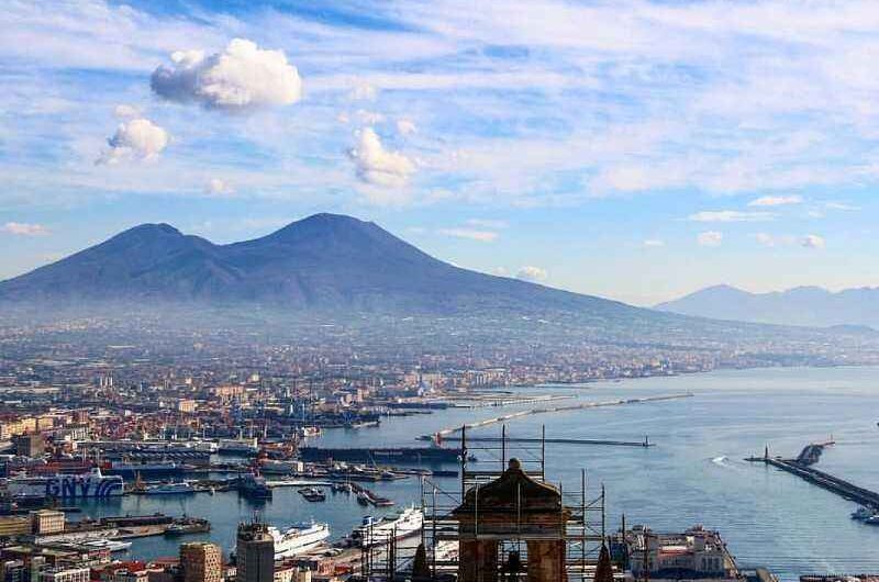 Вид на Неаполь с холма вомеро